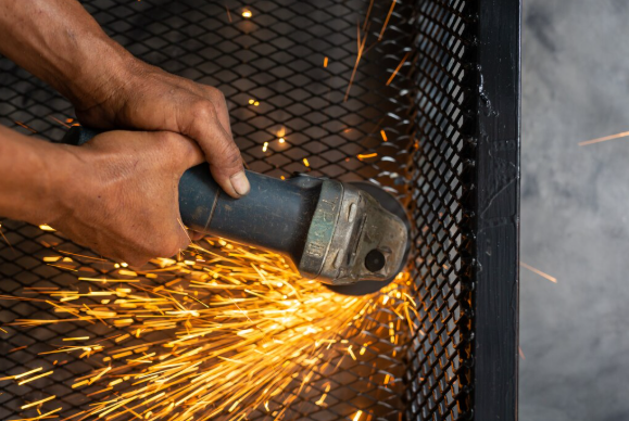 Cortinas de Solda: Como Melhorar a Segurança e a Eficiência no Seu Ambiente de Trabalho